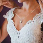 جواهرات مناسب برای لباس عروس با یقه هفت
