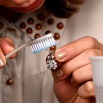 تمیز کردن گوشواره