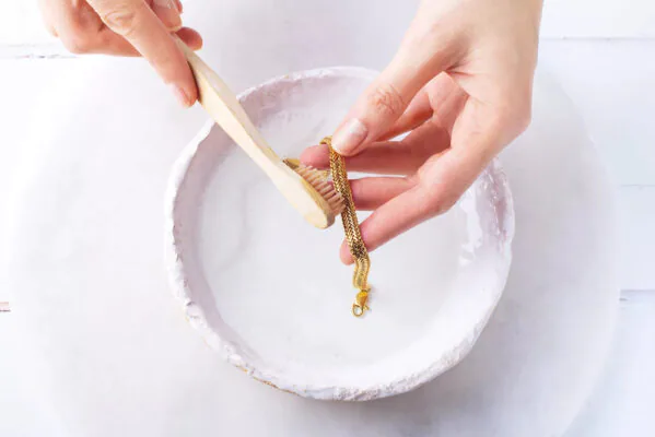 مسواک قدیمی برای اصلاح دستبند طلا جهت تمیزکردن