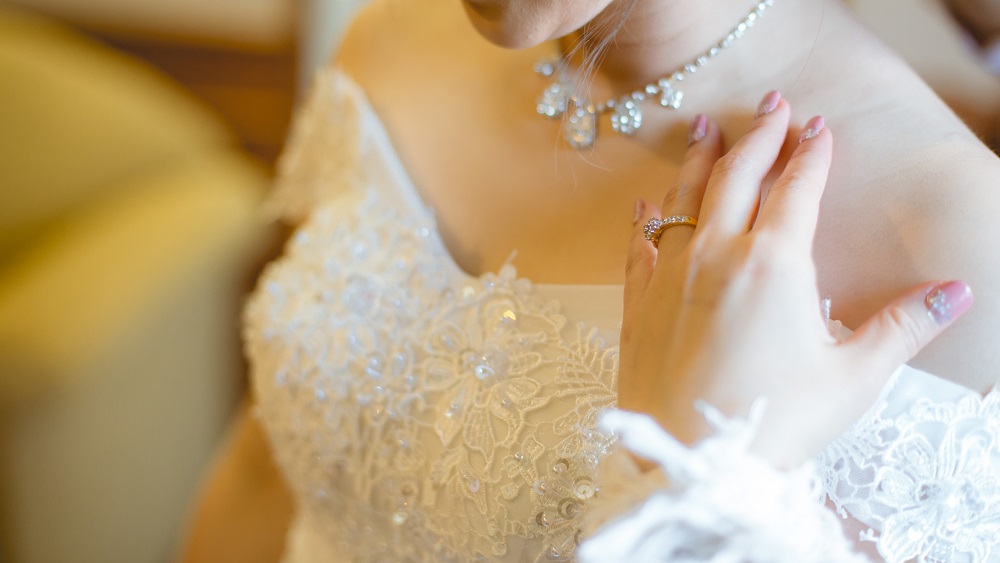 انتخاب گردنبند مناسب لباس عروس