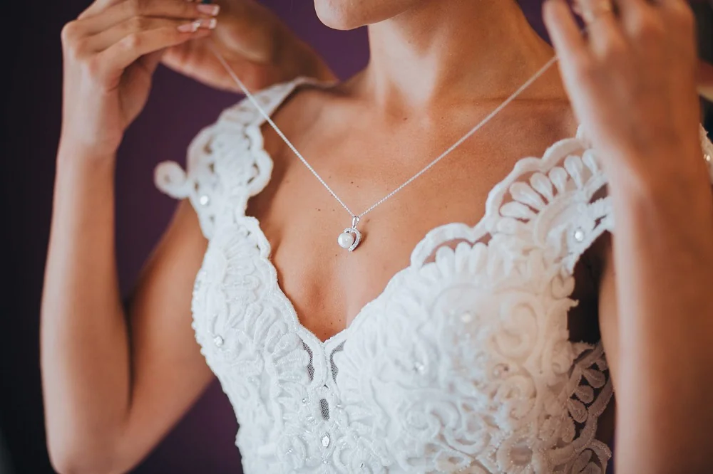 جواهرات مناسب برای لباس عروس با یقه هفت